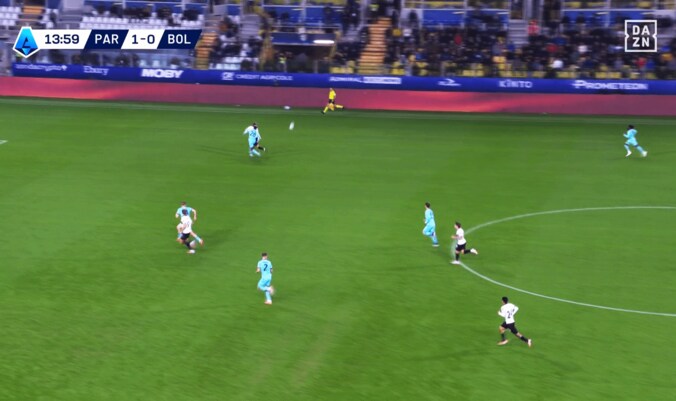 「キックだけで金が取れる」鈴木彩艶の“70m弾丸フィード”にファン驚愕！「どんだけ飛ぶねん」「精度めちゃくちゃいい」 4枚目