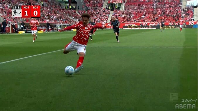 「1人だけ倍速」佐野海舟の“圧巻スプリント→華麗タックル”にスタジアム大歓声！「回収力えぐい」「もはやあのスペースに誘い込んでる」 2枚目