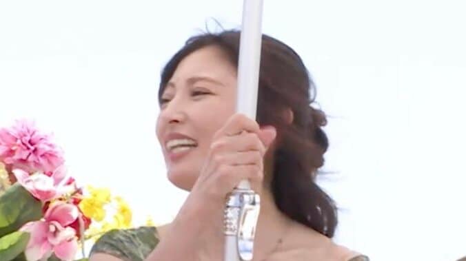 【写真・画像】熊田曜子（44）、沖縄のビーチで“妖艶ポールダンス”生披露の大サービス 「パパイヤさんの顔w」「いいショットw」の反響　1枚目