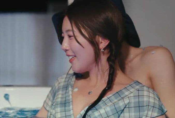 【写真・画像】元AKB48の31歳タレント、美谷間チラリの水着姿で年下彼氏とサウナデート　1枚目