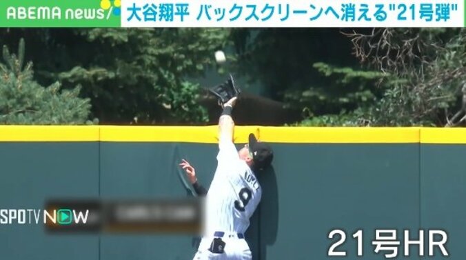 【写真・画像】大谷翔平のホームランボールをとってやる！ センターが打球にジャンプ→届かず→後方に“でんぐり返り”の瞬間　1枚目