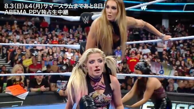 タッグパートナーのシャーロット・フレーアーも騒然