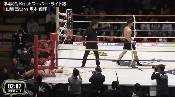 リングから落下しそうになり、関係者が慌てて防止