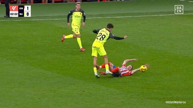 【写真・画像】敵地騒然…浅野拓磨の“爆速股抜きドリブル”がエグい！ スペイン代表DFを一瞬で翻弄「絶妙なタイミング」称賛の声　1枚目