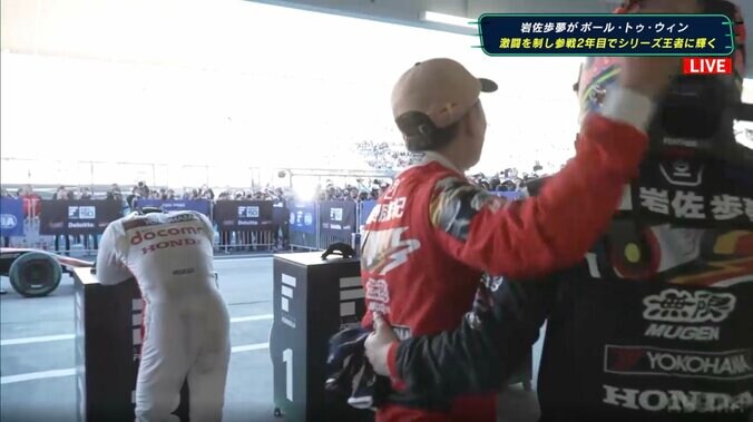 涙の若武者を元王者が「讃えた」 日本一速い男達が“何も語らず”労う光景に「これがヒューマンモータースポーツの真髄」感動呼ぶ 5枚目