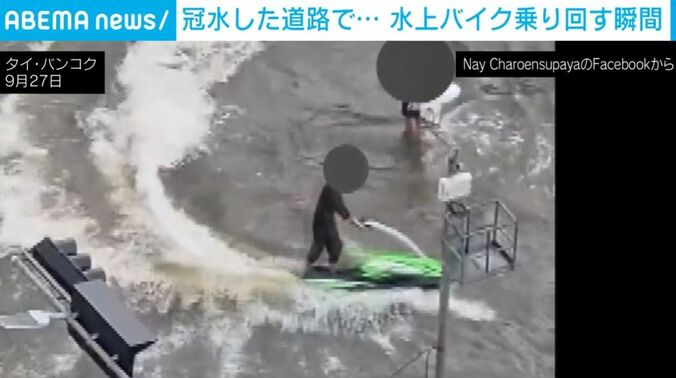 暴走する水上バイク