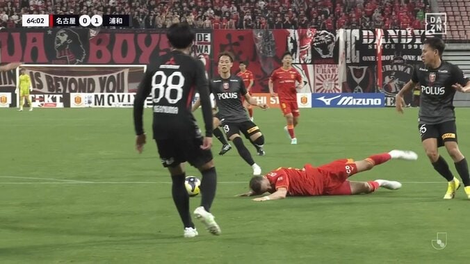 「9割演技」「腕掴まれてるのに」滑っただけ？名古屋ユンカーが謎転倒でPKアピールもノーファウルでスタジアム騒然「何も接触ないやんけ」 3枚目
