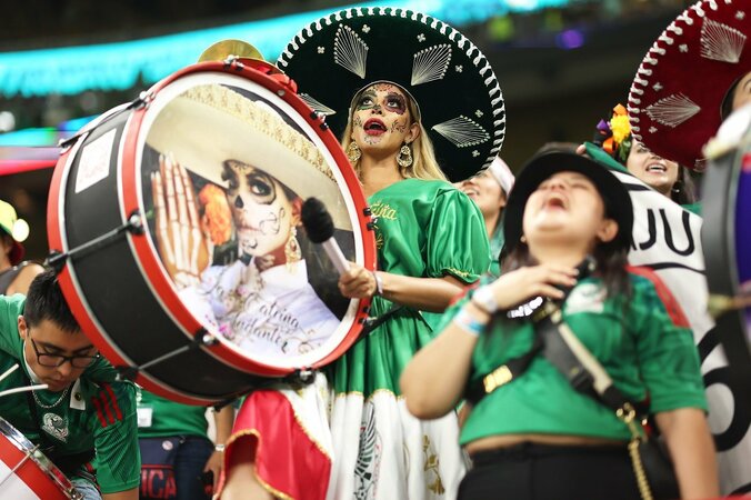 メキシコの妖艶美女サポーター、圧倒的存在感で太鼓を叩いてチームを鼓舞も…8大会連続のグループステージ突破ならず 2枚目