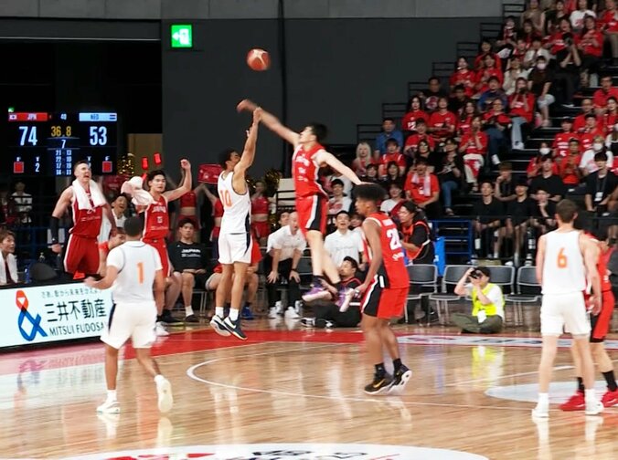 赤木剛憲かよ！ 208cm・105kg新星の“連続ハエ叩き”にアリーナ大熱狂「日本人センターでは異例」「選手も全員ブチ上がった」狩野富成が衝撃の日本代表デビュー 2枚目