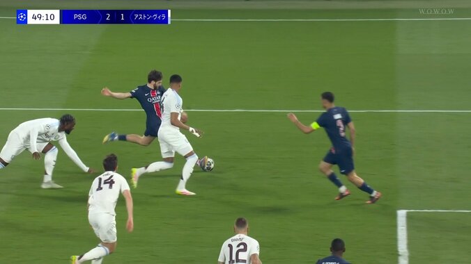 スタジアム騒然のスーパーゴラッソ！「バケモン」「何が起きたかわからん」PSGの新アタッカーが3人翻弄の圧巻フェイント→とんでもない切り返しからニア上ズドン！ 4枚目