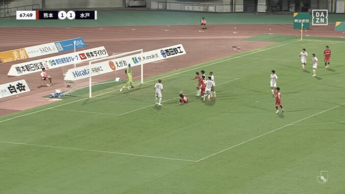 「キャプ翼やないかい！」右足と左足を“同時に振り抜いた”強烈ゴールにSNS騒然！「ツインシュート？笑」熊本FW２人の明暗が分かれた瞬間 4枚目