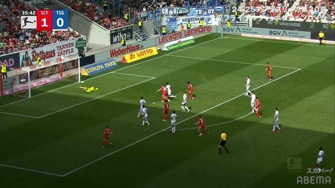 衝撃の３％！ 堂安律の“股抜きスーパーゴール”に現地実況も大絶叫「グレイトフィニッシュ」「振り速い」「あの密集で決めるとは…」今季９得点目の決定的瞬間 3枚目