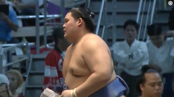 懸賞を受け取った大の里