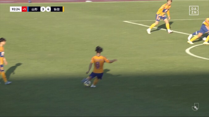 狂喜乱舞！ 30m直接FKゴラッソ→仲間たちの“俺が決めたぞ”爆走が話題沸騰「6月のJ2ベストゴール確定」「狂い具合が最高」「誰が決めたかわからんw」仙台がみちのくダービー劇的弾 4枚目