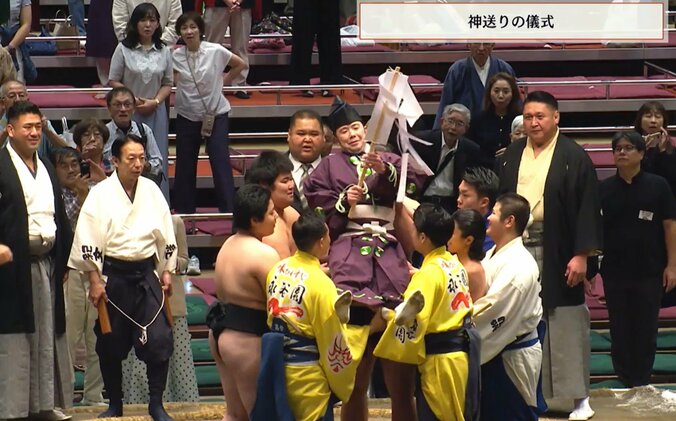 「あぁ、土俵に穴が」「なんか出てきた」大相撲千秋楽、最後の最後に驚きの光景「これは初めて見た」カメラが捉えた貴重な瞬間 2枚目