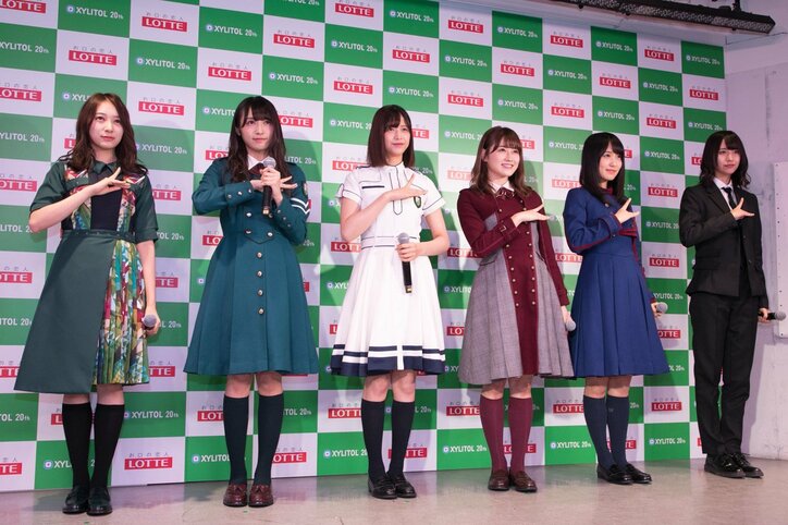 欅坂46の”ほんわかメンバー”が歴代衣装で登場! 佐藤詩織は”欅らしさ”全開のオリジナル服に身を包む
