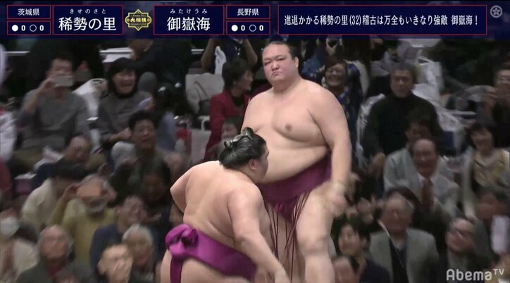 進退をかける稀勢の里、御嶽海に押し出しで敗れる！　館内に「ため息と座布団」