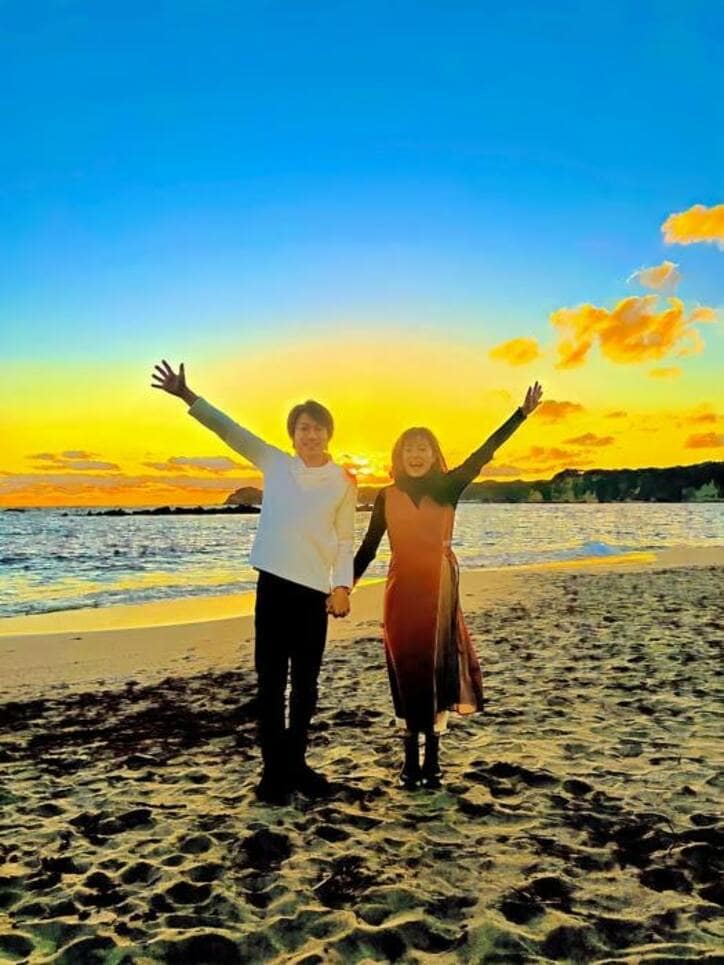  城咲仁、妻と冬の海での2ショットを公開「たくさんの幸せが訪れますように」 
