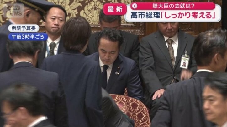 簗大臣に一声かけて委員会室を出ていく高市総理