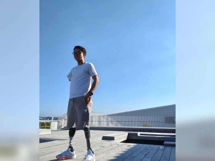 【画像】空を背にして立つ山田さん