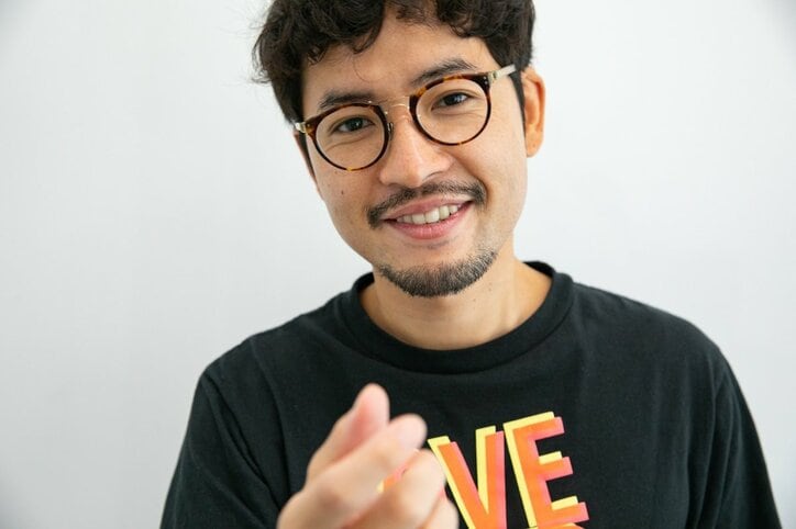 ２代目バチェラー 小柳津林太郎流キステクニック「STEP1 顎に手を添える」