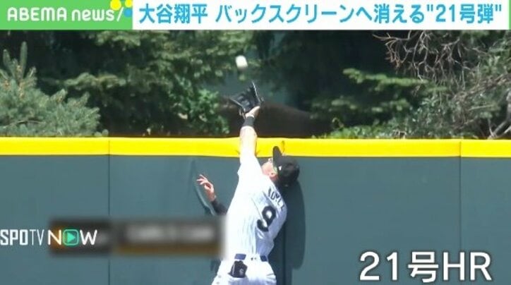 【写真・画像】大谷翔平のホームランボールをとってやる！ センターが打球にジャンプ→届かず→後方に“でんぐり返り”の瞬間　1枚目