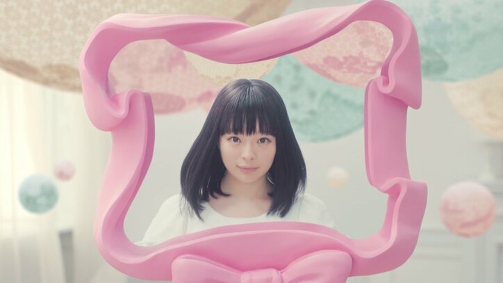 きゃりー、黒髪&ナチュラルメイクに大変身　シートマスクのCM出演