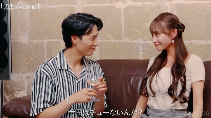 【写真・画像】「今日はチューないんだ？」"わがままボディ"27歳美女、“吉沢亮似”俳優に上目遣いでキスをおねだり　3枚目