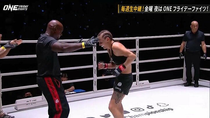 「まだやらせるんだ（驚）」女子立ち技、“２分で３ダウン”の圧巻KO レフェリーの判断に世界王者も困惑 「不必要なダメージ」ファンの指摘も