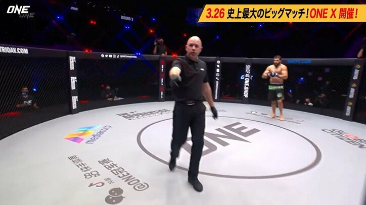 レフェリーがカメラマンに「激おこw」 選手が“キョトン顔”の珍事 カメラマンに励ましの声も