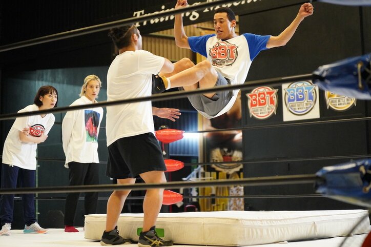 必殺技はドロップキックにスープレックス スタントなし！関口メンディーのプロレスラーっぷりに驚きの声 「身体能力がヤバすぎて唖然」『覆面D』