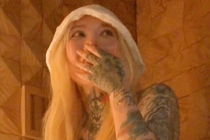 【写真・画像】全身タトゥーの美人彫り師、サウナでのセクシーな水着姿披露　1枚目