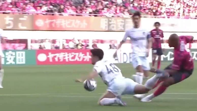 「ハンドなん？」「あれを取るのはつまらなすぎる」長崎DF、必死のシュートブロックが痛恨のPK判定→ファンから同情の声「責められないな」