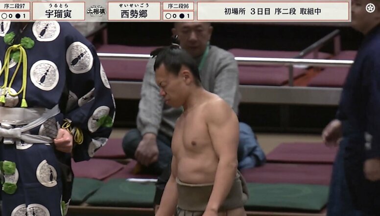 「おいおい…浮いたぞ」大相撲で力士が空中落下の“衝撃”ハプニング…最小兵が大ダメージの一部始終「叩きつけた」