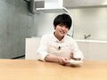 アニメ「宝石商リチャード氏の謎鑑定」作中の料理作りに内田雄馬が挑戦！「内田雄馬のだいたい3分間クッキング」公開