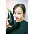 「自給自足の暮らしに憧れ」平祐奈、初収穫した“大きな茄子”を披露