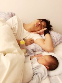 アレクサンダー『えっ？ 寝てしまった隙に携帯チェックされてた、、、』