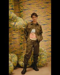 「かっこよすぎ」「スクショが止まりません」片寄涼太のパリ“オフショット”にファン歓喜