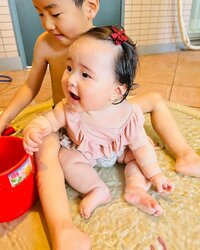 内山琴『絃ちゃん初おうちプール！！！』