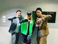 かまいたち濱家、DJ KOOとの決めポーズショットに反響「元気貰っとります」「安定に格好いい」