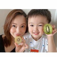 鈴木亜美、キウイが大好きな愛息との2ショット公開 「2人ともかわゆい」「可愛いおやこ」の声
