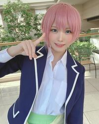 コスプレイヤー・えなこが「五等分の花嫁」の一花に変身　ファン「花嫁になって」