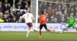 ヤバいところに蹴った！「当たったら死ぬ」「GK大丈夫か…」最強FWが強烈な“弾丸股抜きシュート”を炸裂した瞬間　怪物ハーランドが5得点の大爆発