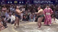 ネタ感満載「ウルトラ待った」「ふんわり立ち合い」「レア決まり手・逆とったり」にファンが混乱