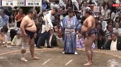 大相撲中継で突如アップになった"ただならぬ存在感"のものまね芸人「めっちゃ目立つ」「ええ！？」"愛溢れる"着用衣装にも熱視線