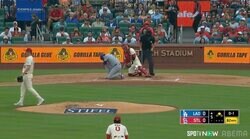 「大丈夫か」大谷翔平、自打球で膝をつき約5秒“フリーズ”状態に…つま先直撃で悶絶 ファンからは心配の声「骨折は勘弁」