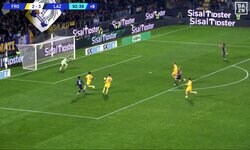 「シュート打ってよ！」「自信を失ってる…」鎌田大地の“中途半端なパス”にファン落胆の瞬間…決定機でのプレー選択に「今のは自分でフィニッシュしないと」などの声