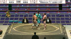 「めっちゃ怒るやん」行司“激おこ”の立ち合い 絶妙なタイミングの立ち合い“待った”での一コマ
