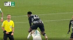 「跳び箱やん」「身体能力エグすぎ」空中戦で大ハプニング発生！ 垂直跳びで“驚異の大ジャンプ”→相手を飛び越えてしまった衝撃の瞬間