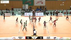 女子バレー、看板に激突で“ぐにゃ” 執念のフライングレシーブに拍手と歓声